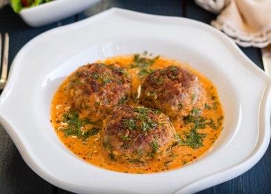 Cuciniamo deliziose polpette in salsa di panna acida in una padella secondo una ricetta passo-passo con una foto.