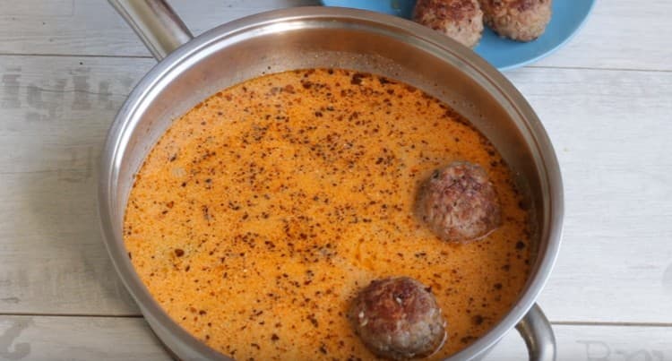 Metti le polpette nella salsa e fai sobbollire.