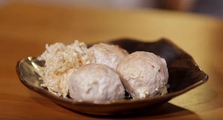 Le polpette delicate di tacchino si abbinano bene alle tagliatelle.