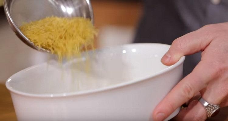 Versare piccoli vermicelli sul fondo della teglia.