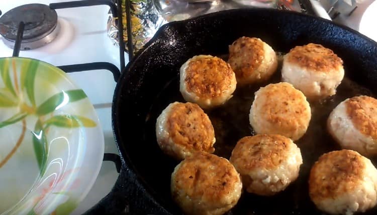 Fry meatballs hanggang gintong kayumanggi.