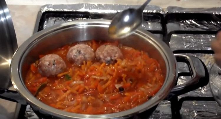 Formiamo le polpette e le inseriamo negli incavi in ​​salsa di verdure.