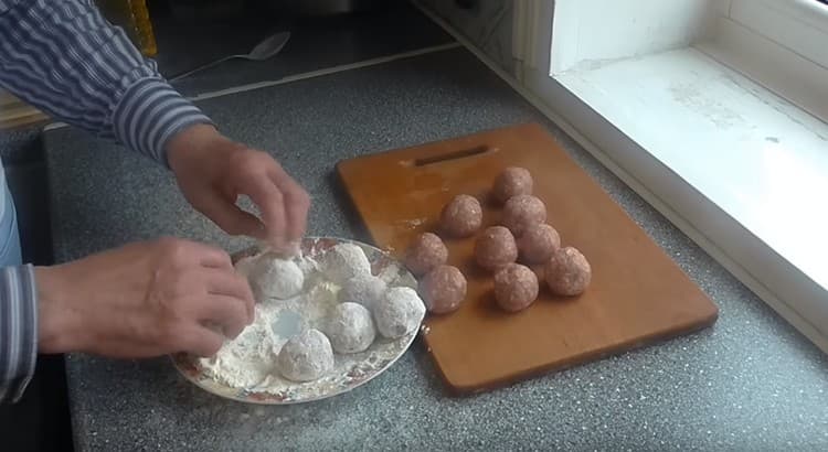 Polpette di pane con farina.