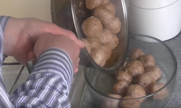 Successivamente, trasferiamo le polpette in teglie e mettiamo in forno per 5 minuti.