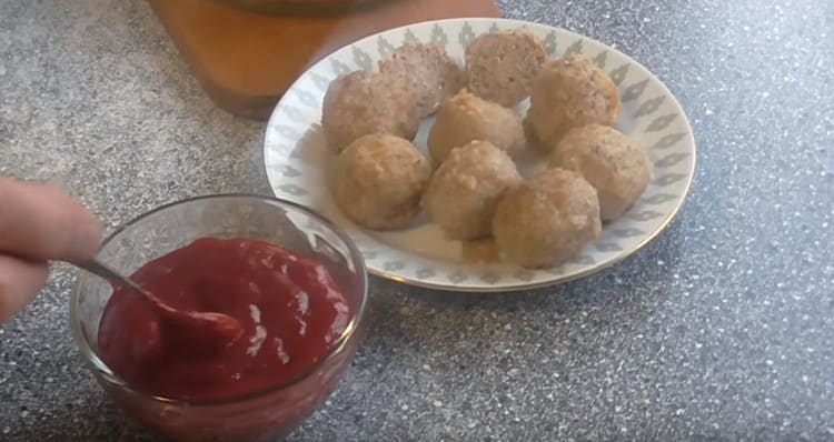 Le polpette cucinate secondo la ricetta classica andranno bene con l'originale salsa di ciliegie.