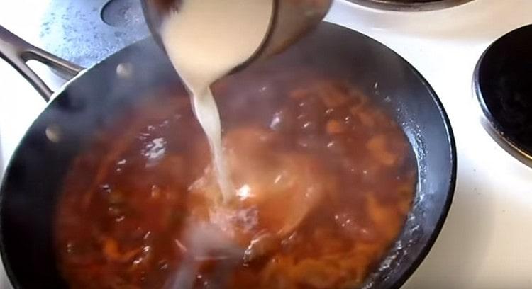 Successivamente, aggiungiamo acqua con farina al sugo per addensarla.