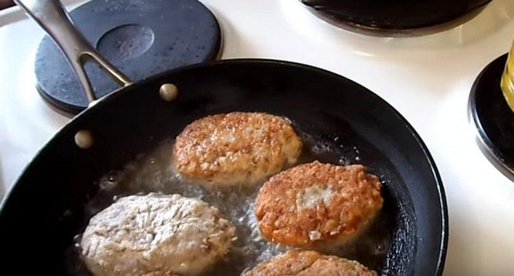 Su entrambi i lati, friggere le polpette in padella.