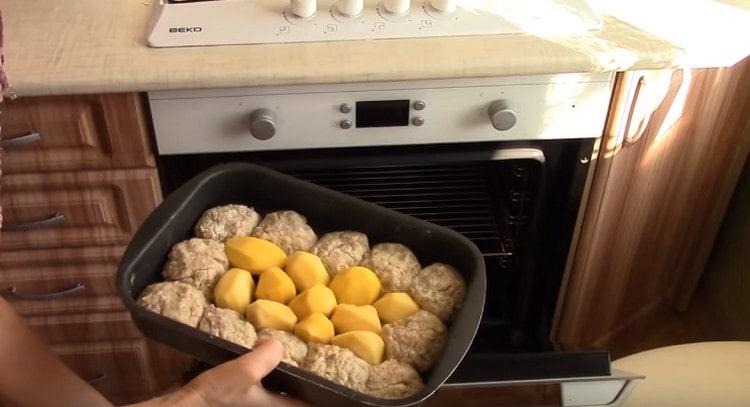 Ilagay ang patatas sa gitna ng kawali at ilagay ang ulam sa oven.