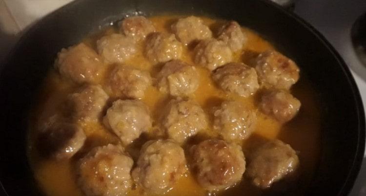 Tali polpette con sugo, cotte in padella, completano bene qualsiasi contorno.