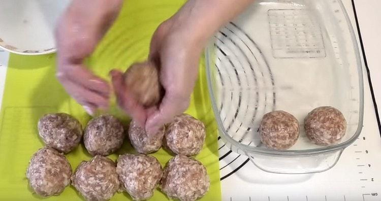 Dalle porzioni ottenute formiamo polpette rotonde e le mettiamo in forma.