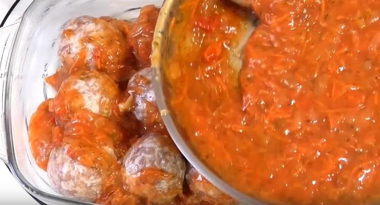 Versare le polpette con la salsa.