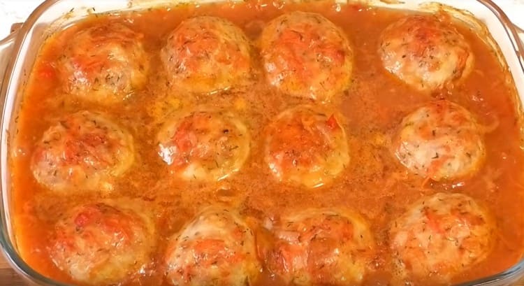 Tali polpette con riso al forno vengono cotte per soli 35 minuti.