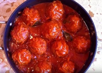 Prepariamo deliziose polpette con riso in salsa di pomodoro secondo una ricetta passo-passo con una foto.