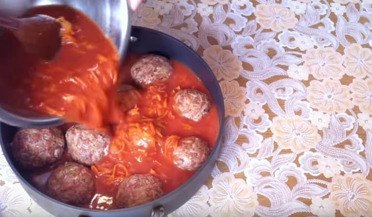 Versare la salsa di polpette.