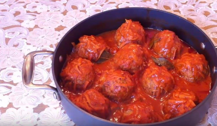 polpette in salsa di pomodoro in una padella pronta