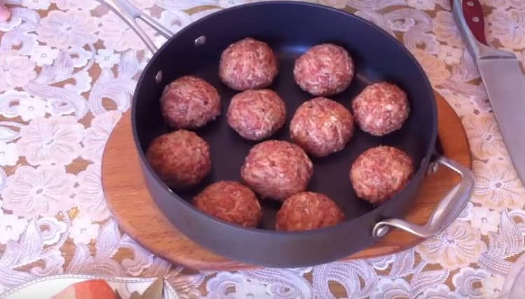 Formiamo le polpette e le diffondiamo in una padella profonda.