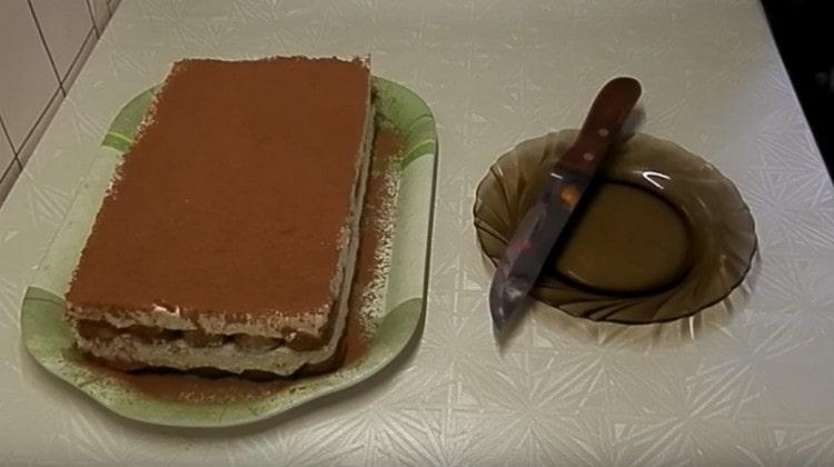 Tiramisù pronto con crema e mascarpone senza uova, cospargere di cacao.