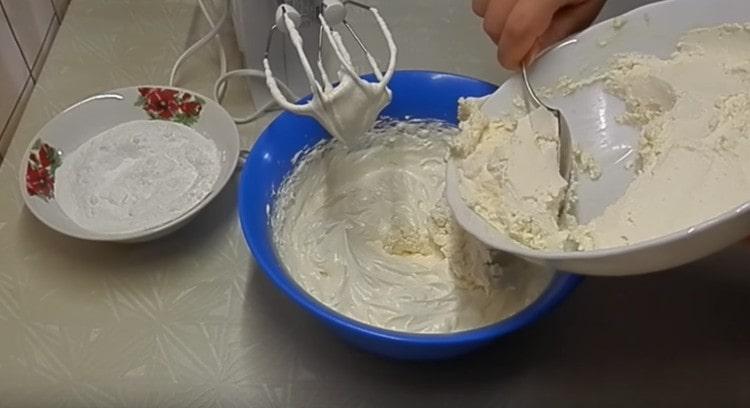 Aggiungi crema di mascarpone, zucchero a velo e frusta di nuovo.