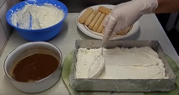 Copri lo strato di biscotti con metà della crema.