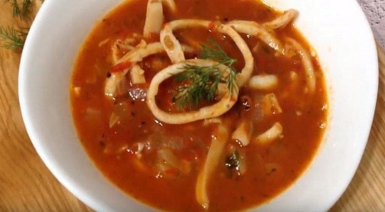 I calamari brasati sono un'ottima aggiunta a una varietà di contorni.