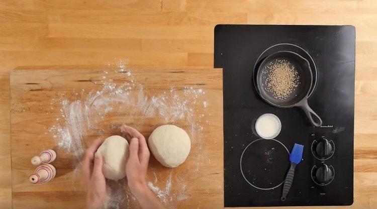 Da ogni parte dell'impasto formiamo un panino e li lasciamo lievitare un po '.