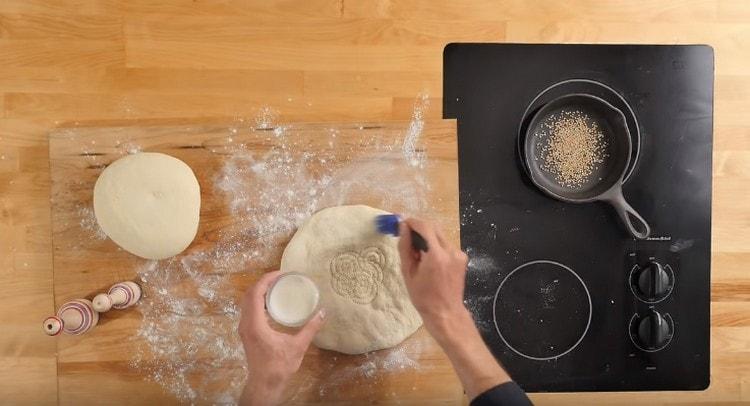 Lubrificare la torta con kefir.