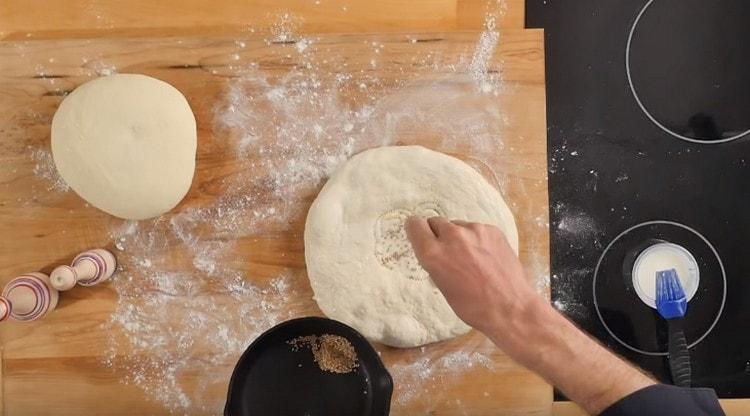 Cospargi il centro della tortilla con semi di sesamo leggermente fritti.