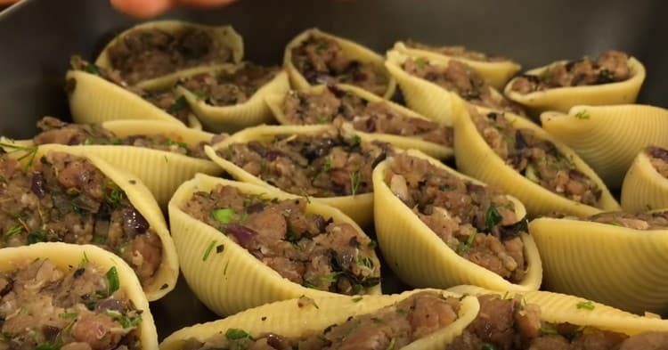 Iniziamo i gusci con carne macinata e li mettiamo in una teglia.