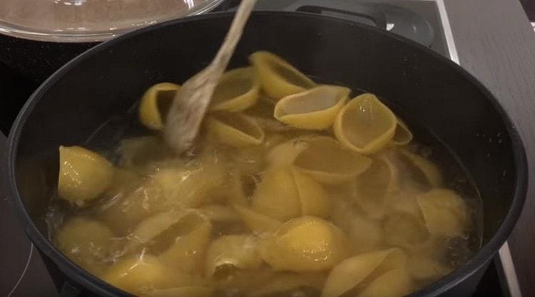 Bollire i gusci di pasta.