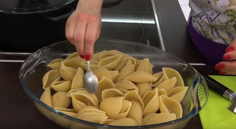 Scolare l'acqua dalla pasta, lasciarli raffreddare.