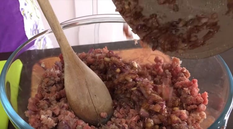 Aggiungi la cipolla con la salsa alla carne macinata.