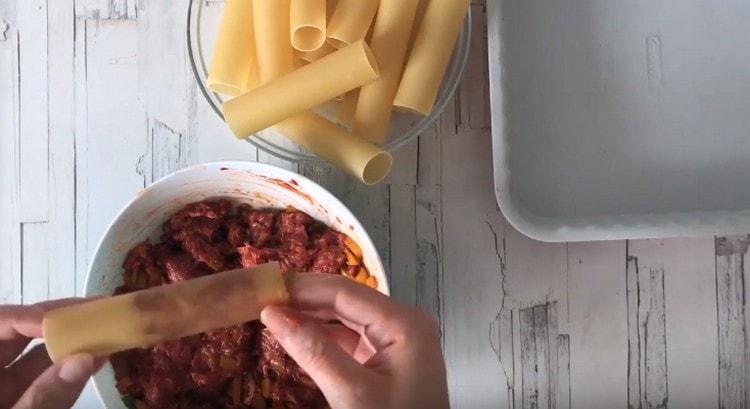 Iniziamo la pasta con la carne macinata.