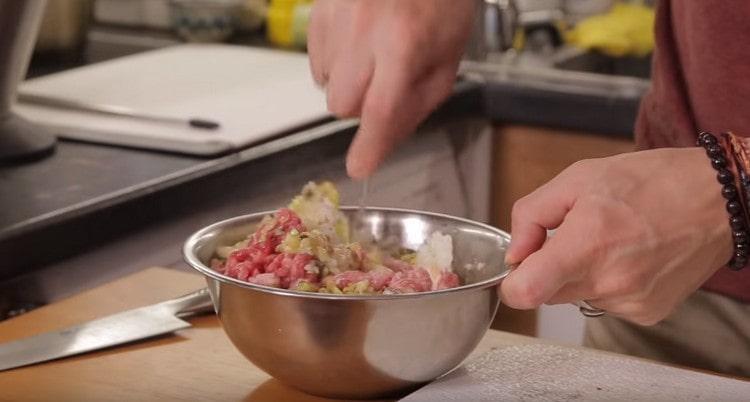 Aggiungi le verdure fritte alla carne macinata e mescola bene.