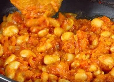 Cuciniamo deliziosi fagioli nel pomodoro secondo una ricetta passo-passo con una foto.