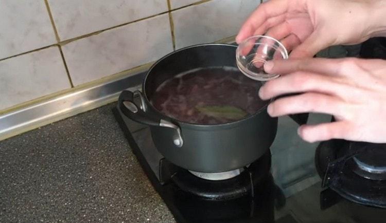 Per cucinare lobio di fagioli rossi in georgiano, preparare i piatti