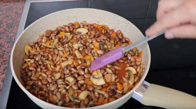 L'ultima cosa che aggiungiamo alla padella sono i fagioli bolliti fino a quando non sono pronti.