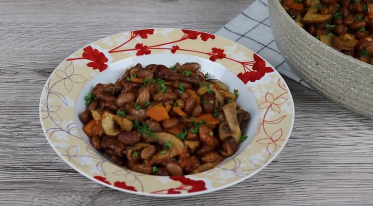 Il fagiolo appetitoso con i funghi è pronto.