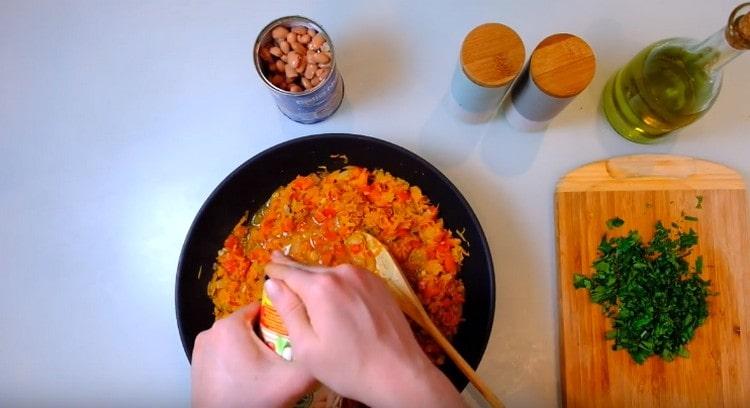 Versare il liquido dai fagioli in scatola nella padella.