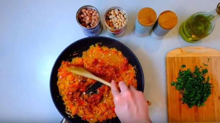 Aggiungiamo anche concentrato di pomodoro, sale, pepe a piacere.