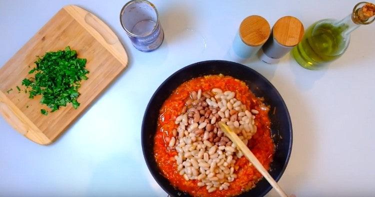 Metti i fagioli in padella.