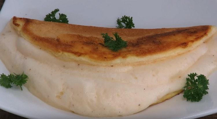 al servizio, una frittata francese può essere decorata con verdure.