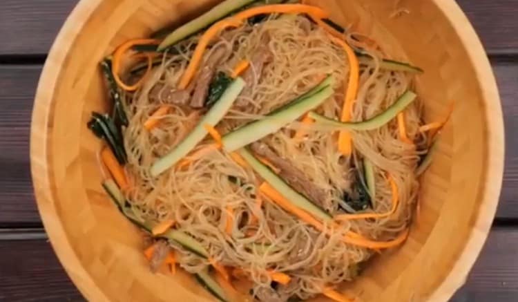 Aggiungiamo anche il julienne tagliato a strisce, mescoliamo gli ingredienti.