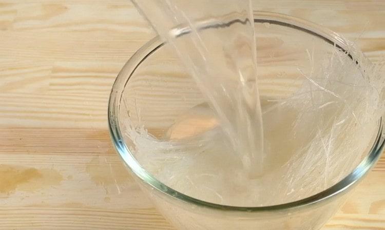 quindi versare l'acqua fredda e versare acqua bollente sui noodles.