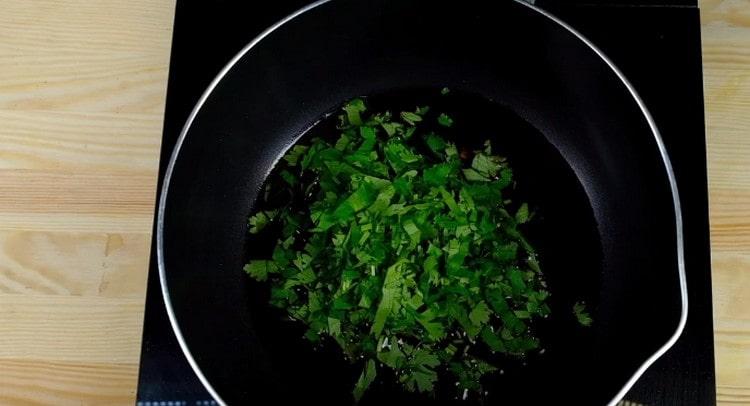 In una padella, mescolare acqua, salsa di soia, aggiungere aglio tritato e coriandolo.