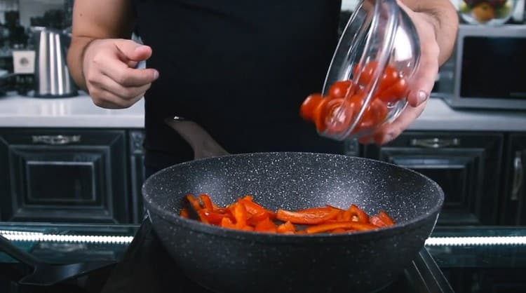 Quindi aggiungere i pomodori nella padella.