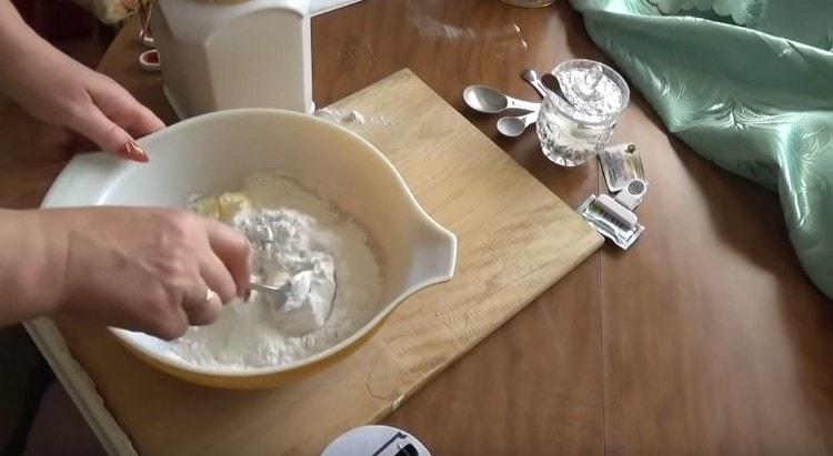 Aggiungi la farina in porzioni e impasta l'impasto.