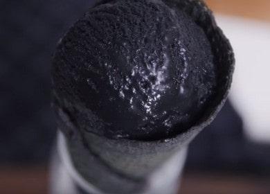 Una semplice ricetta per fare il gelato nero 🍦