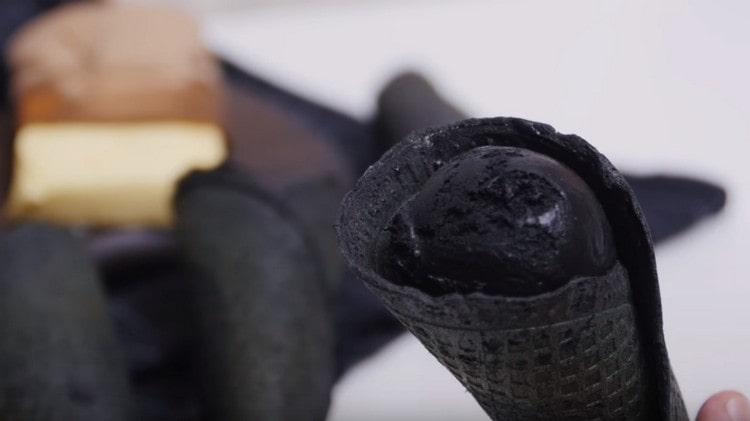 Nella nostra tazza, metti il ​​nostro gelato nero.