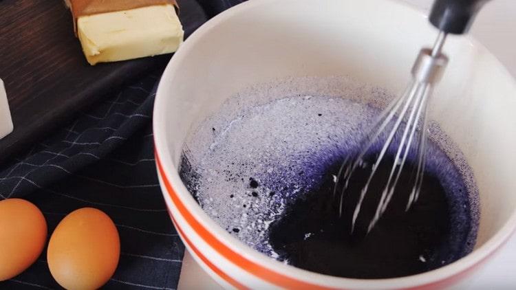 Aggiungiamo il colorante alimentare nero alla crema grassa.