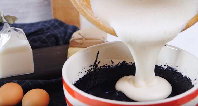 In diverse dosi, introduciamo la schiuma d'uovo nella crema nera.